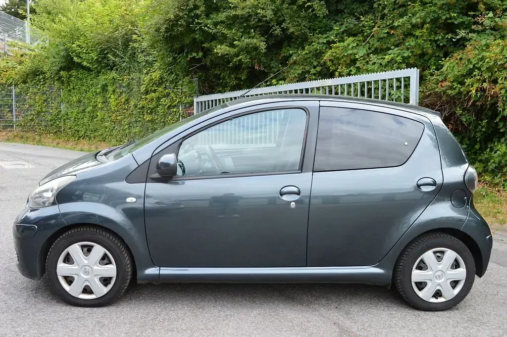 Gebraucht Toyota Aygo Edition 68 PS (50 kW) 2011 Grau Kleinwagen