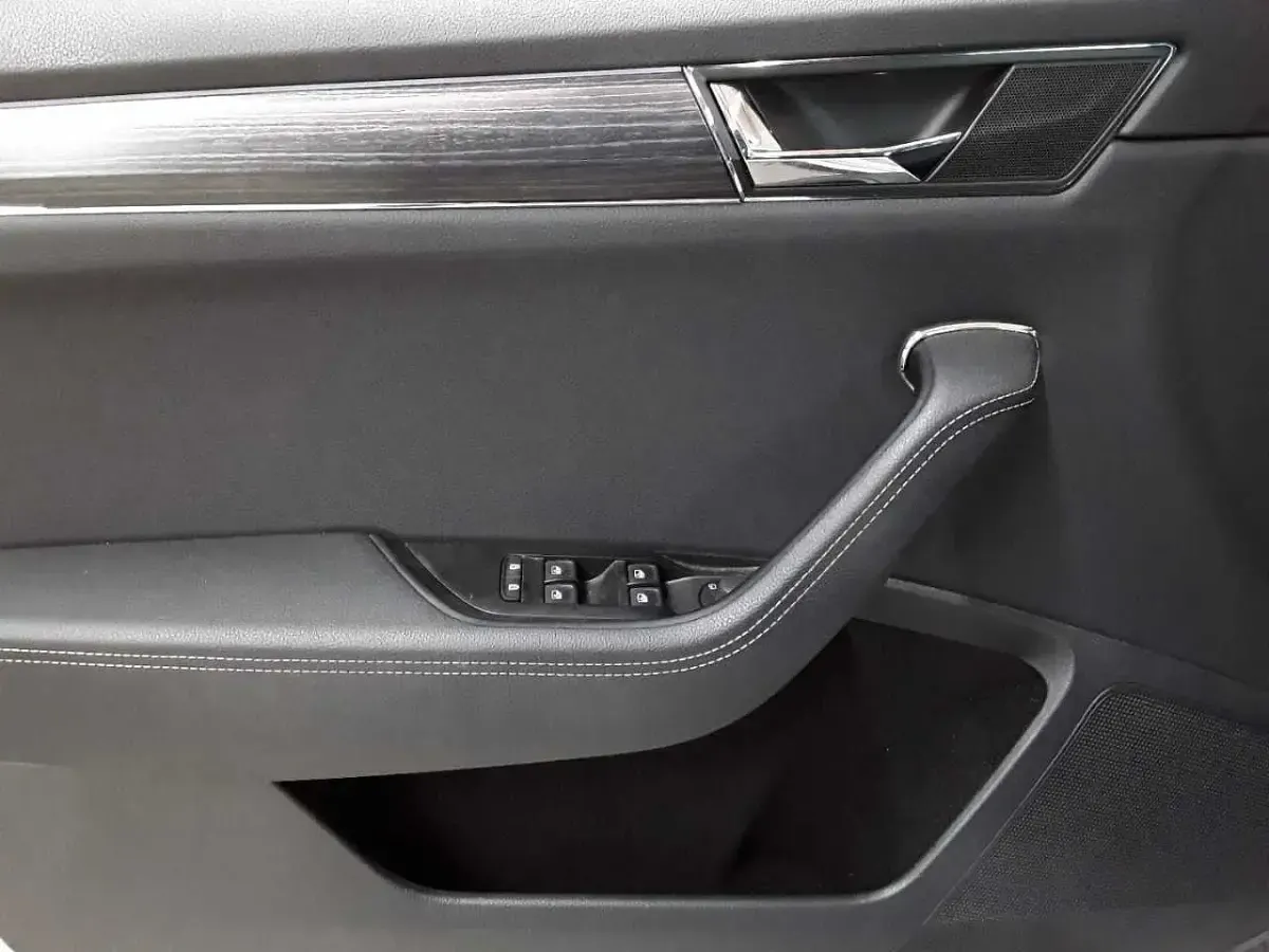 Gebraucht Skoda Superb Style 200 PS (147 kW) 2023 Brillantsilber metallic Kombi