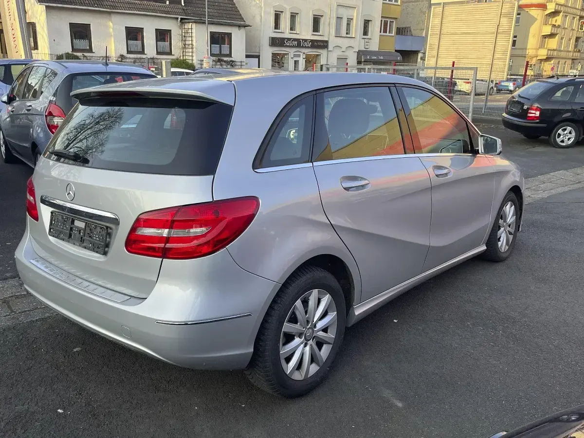 Gebraucht Mercedes B180 122 PS (89 kW) 2012 Silber Van / Kleinbus