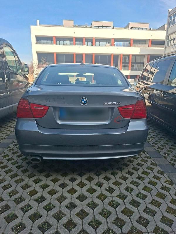 Gebraucht BMW 320 177 PS (130 kW) 2010 Grau Limousine