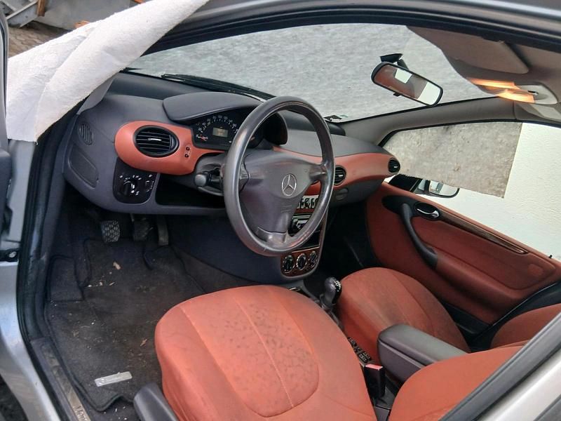 Grau Gebraucht 2001 Mercedes A140 Kleinwagen | 1.300 € - Bild 1/4