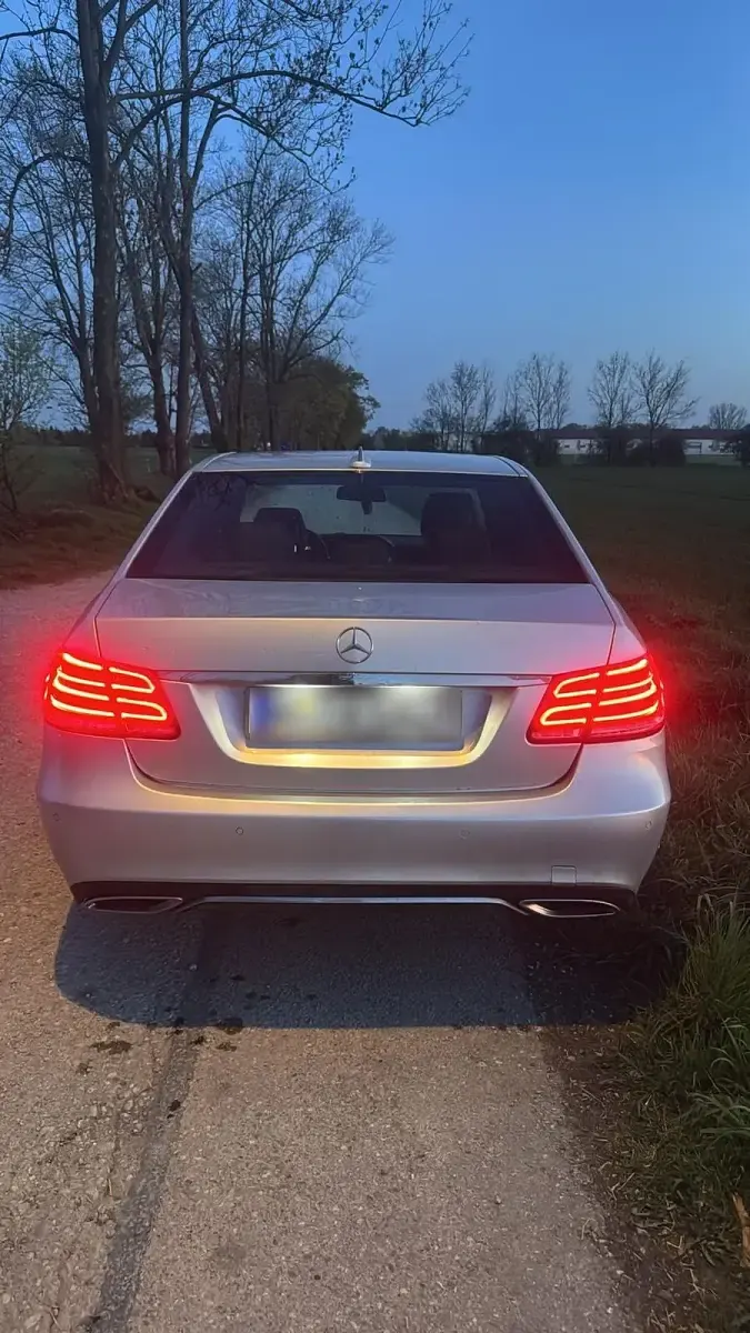 Gebraucht Mercedes E220 170 PS (125 kW) 2015 Silber Limousine