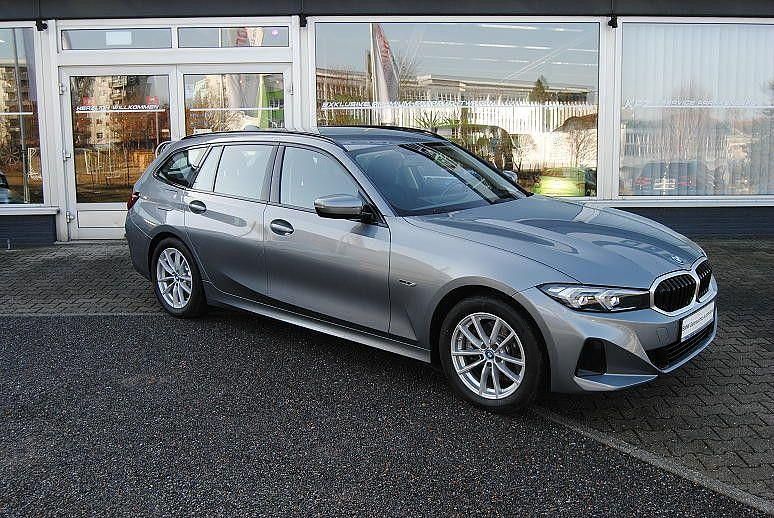 Gebraucht BMW 330e Shadowline 292 PS (214 kW) 2022 Grau Kombi