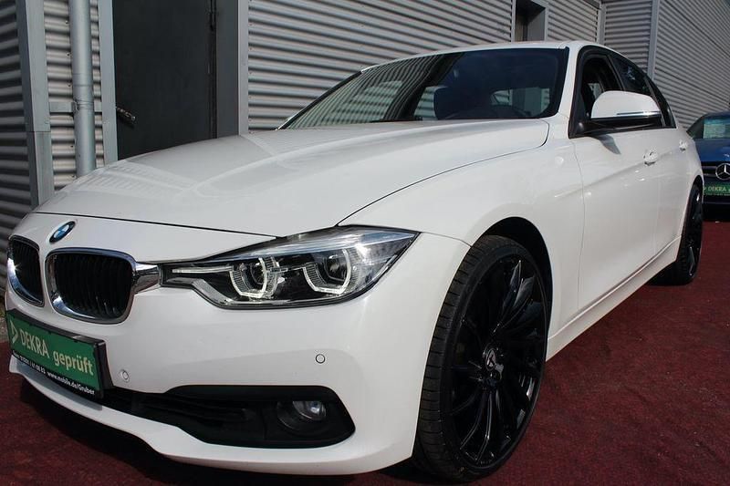 Weiß Gebraucht 2015 BMW 330 Advantage Limousine | 17.982 € (Fairer Preis) - Bild 1/4