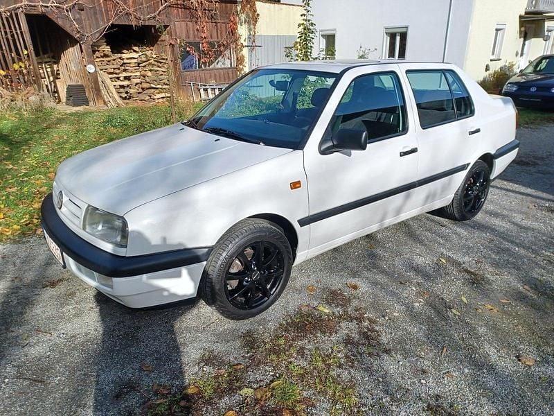 Gebraucht VW Vento 90 PS (66 kW) 1994 Weiß Limousine