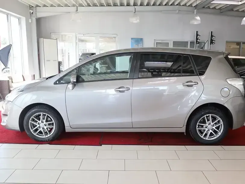 Gebraucht Toyota Verso Skyview Edition 112 PS (82 kW) 2016 Avantgarde bronze me Van / Kleinbus