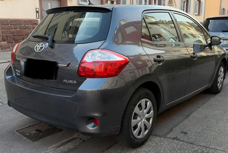 Gebraucht Toyota Auris 100 PS (73 kW) 2011 Grau Kleinwagen