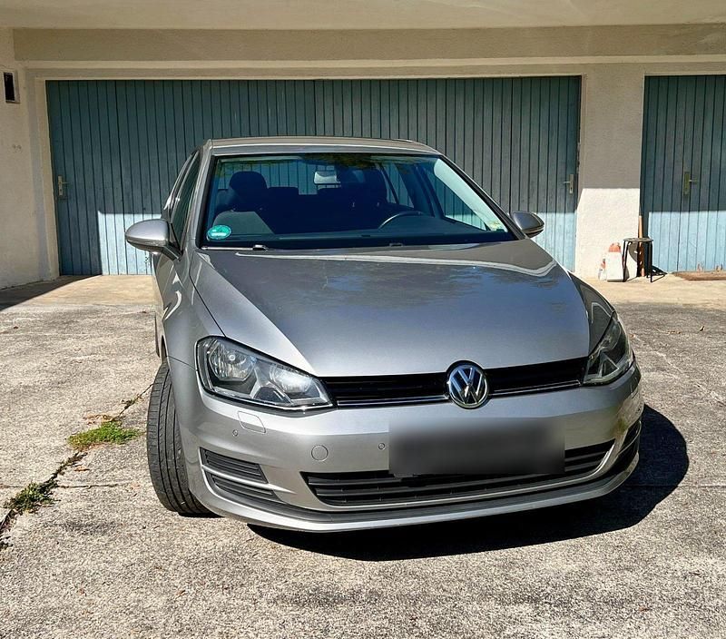Grau Gebraucht 2014 VW Golf VII Comfortline Limousine | 8.965 € (Fairer Preis) - Bild 1/4