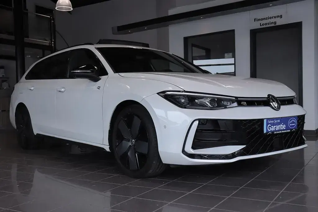 Gebraucht VW Passat R-line 150 PS (110 kW) 2024 Oryxweiß perlmutteffekt Kombi
