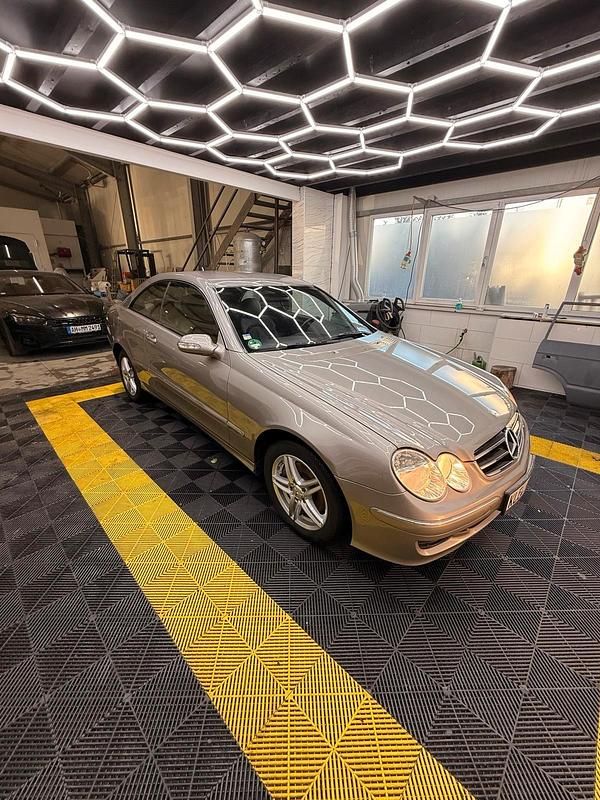 Silber Gebraucht 2008 Mercedes CLK200 Avantgarde Coupé | 4.800 € (Superpreis) - Bild 1/4