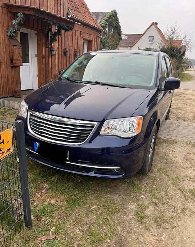 Blau Gebraucht 2015 Chrysler Town & Country Van / Kleinbus | 9.499 € - Bild 1/4