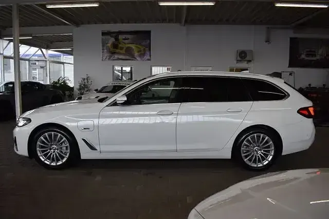 Gebraucht BMW 530e Sport Line 184 PS (135 kW) 2023 Alpinweiss iii Kombi