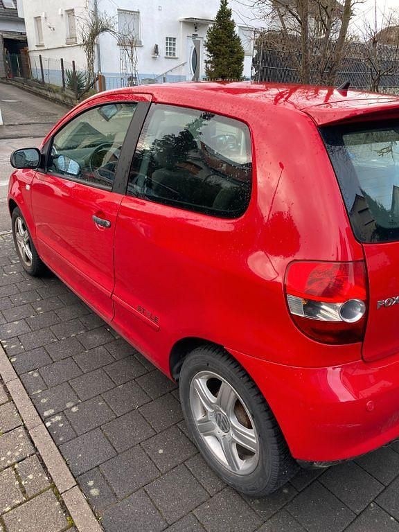 Gebraucht VW Fox 54 PS (39 kW) 2010 Rot Kleinwagen