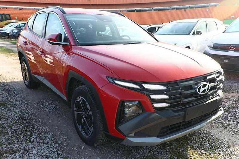 Engine red Neu 2025 Hyundai Tucson Select SUV | 29.841 € (Superpreis) - Bild 1/4