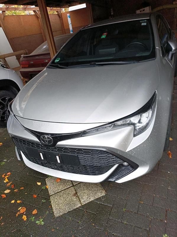 Silber Gebraucht 2019 Toyota Corolla Limousine | 16.500 € (Fairer Preis) - Bild 1/4