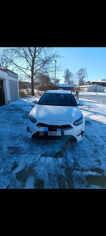 Weiß Gebraucht 2022 Kia Ceed Sportswagon Platinum Kombi | 19.700 € (Fairer Preis) - Bild 1/4