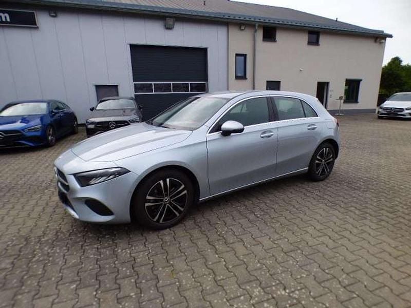 Gebraucht Mercedes A200 Advanced Plus 163 PS (119 kW) 2024 922 hightechsilber Limousine