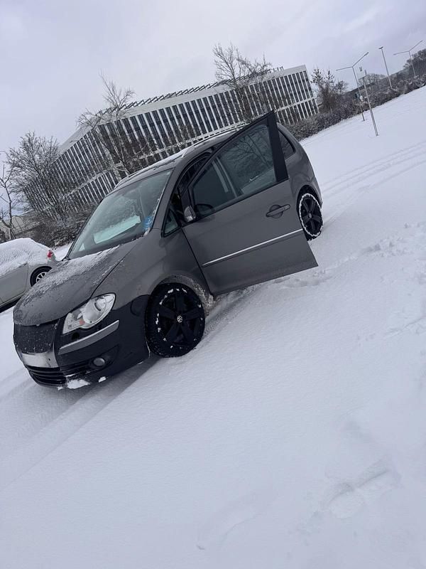 Grau Gebraucht 2007 VW Touran Van / Kleinbus | 2.300 € (Guter Preis) - Bild 1/4