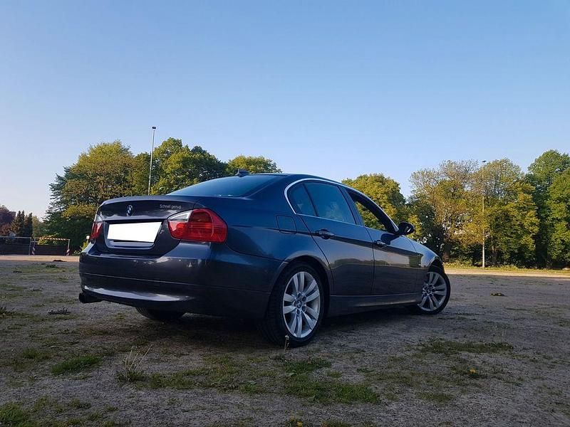 Grau Gebraucht 2005 BMW 330 Performance Limousine | 6.900 € (Guter Preis) - Bild 1/4