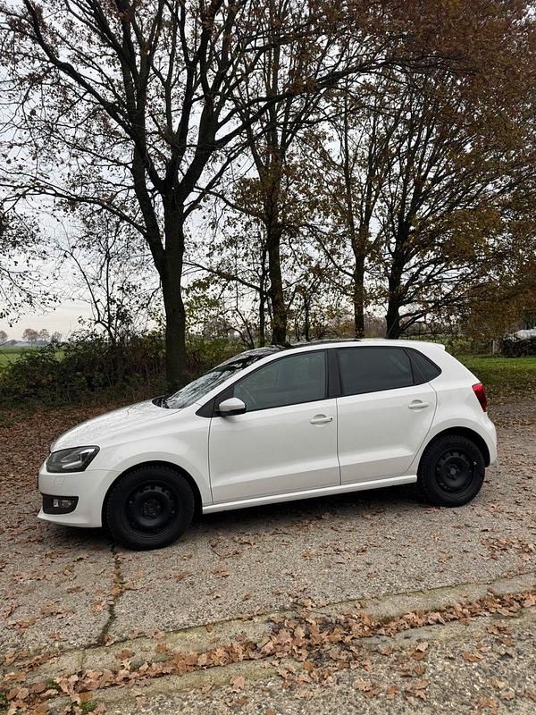 Weiß Gebraucht 2012 VW Polo Highline Kleinwagen | 7.450 € (Etwas zu teuer) - Bild 1/4
