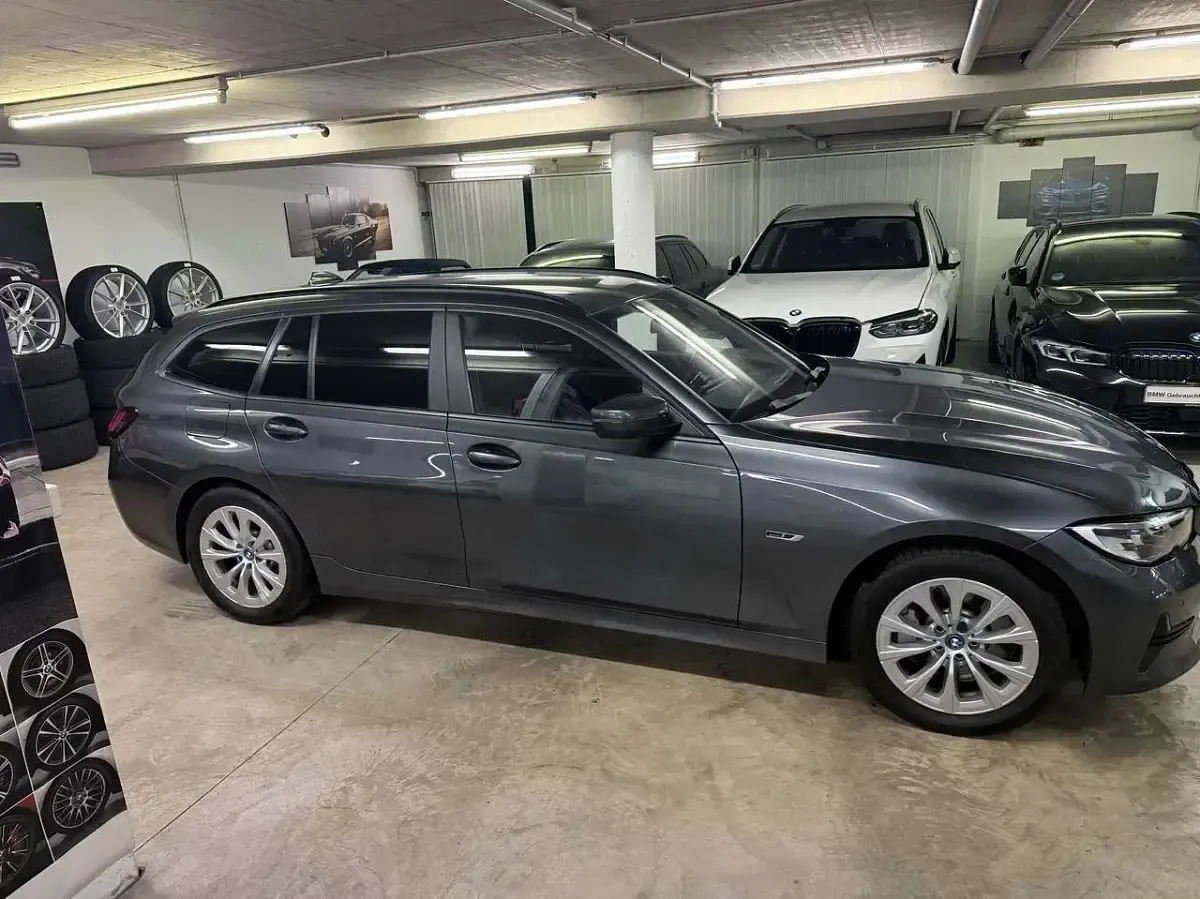 Gebraucht BMW 330e 292 PS (214 kW) 2022 Mineral grau Kombi