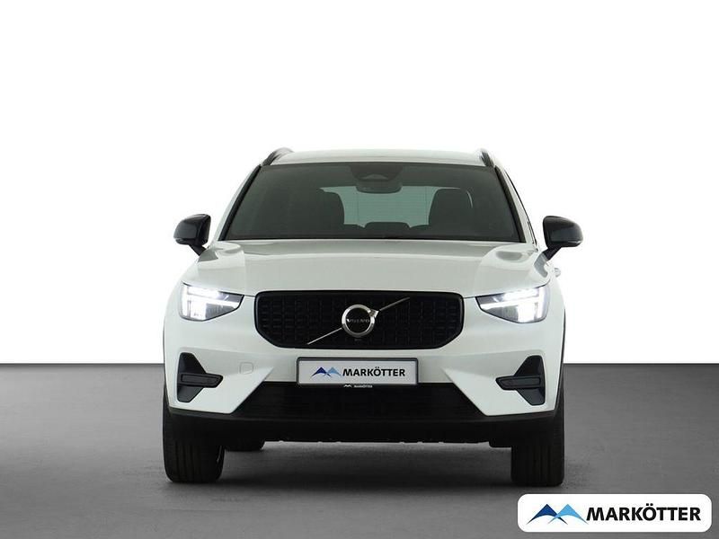 Neu Volvo XC40 Plus 163 PS (119 kW) 2026 Weiss SUV