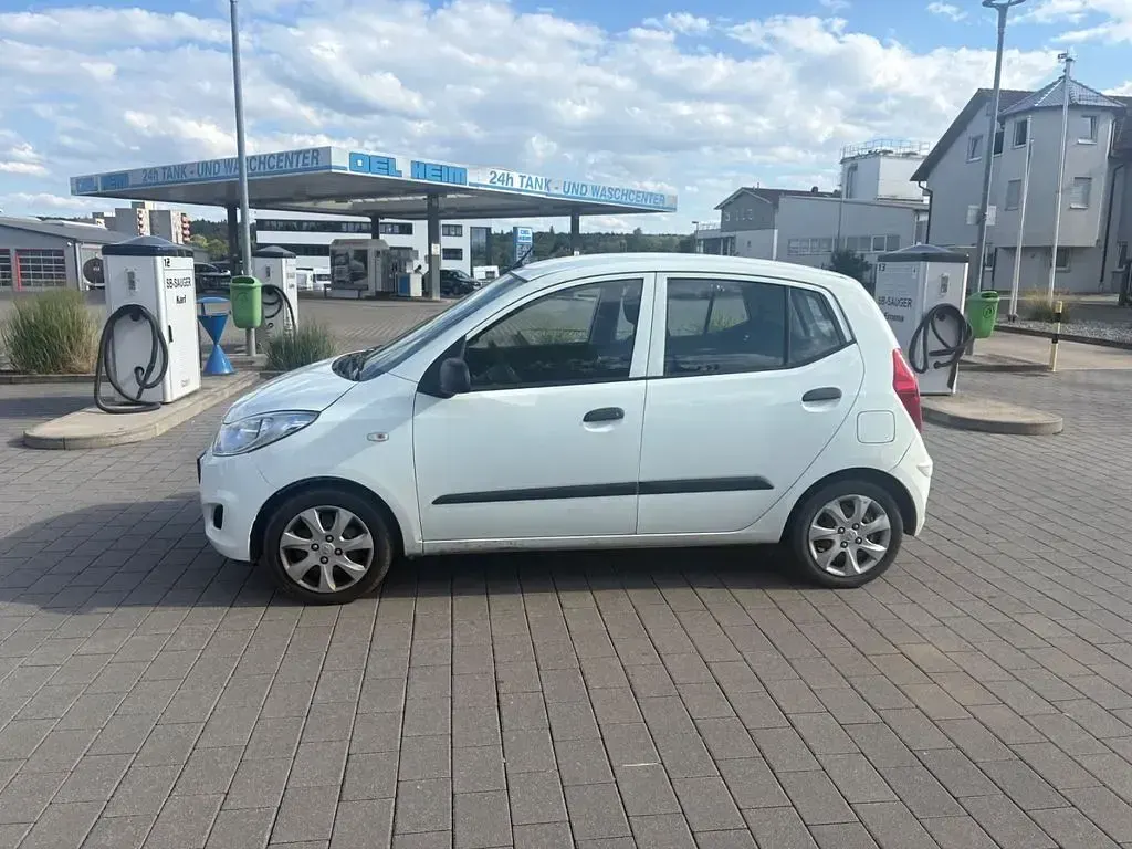 Gebraucht Hyundai i10 Edition 69 PS (50 kW) 2013 Weiß Kleinwagen