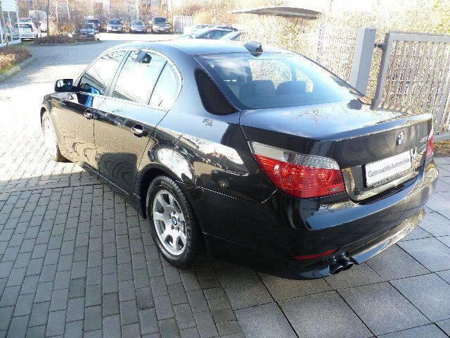 Second-hand BMW 523 177 CP (130 kW) 2005 Negru Berlinǎ