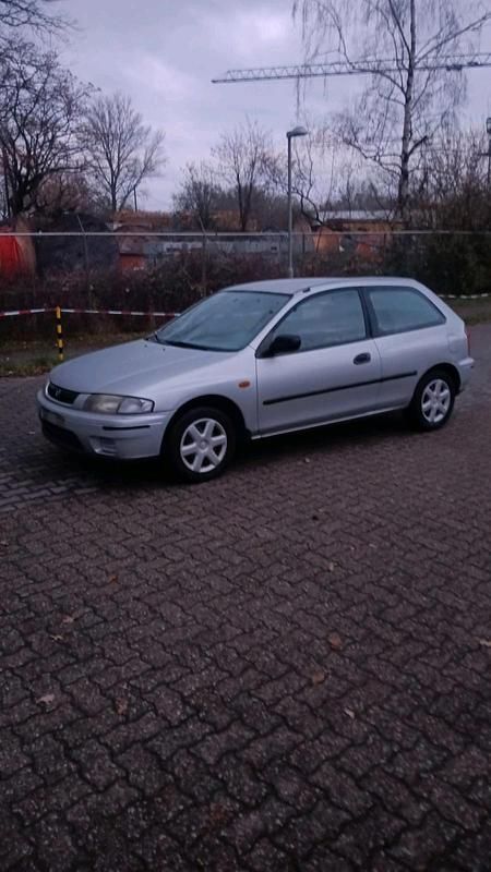 Silber Gebraucht 2000 Mazda 323 Kleinwagen | 1.200 € - Bild 1/4