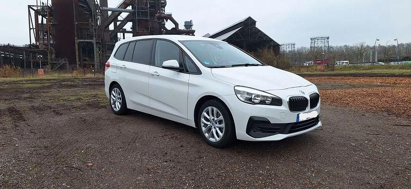 Weiß Gebraucht 2020 BMW 218 Gran Tourer Van / Kleinbus | 13.700 € (Guter Preis) - Bild 1/4