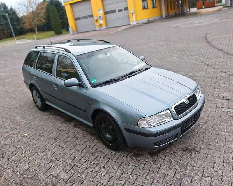 Grau Gebraucht 2004 Skoda Octavia Comfort Kombi | 990 € (Fairer Preis) - Bild 1/4