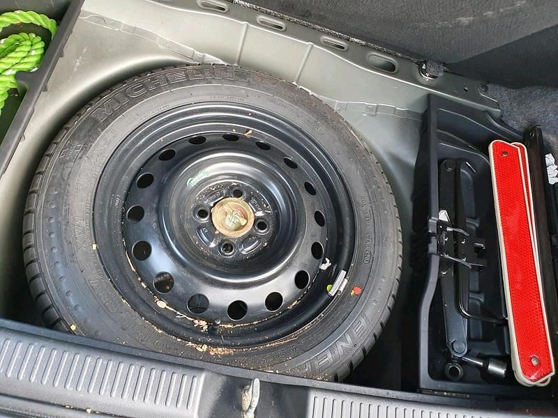 Grün Gebraucht 2004 Toyota Corolla Verso Van / Kleinbus | 3.500 € (Guter Preis) - Bild 1/4