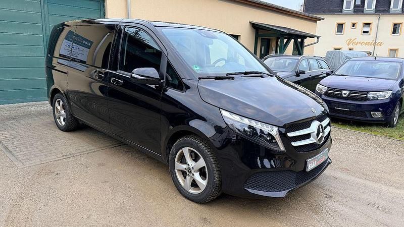 Schwarz Gebraucht 2022 Mercedes V220 Edition Van / Kleinbus | 47.290 € (Etwas zu teuer) - Bild 1/4