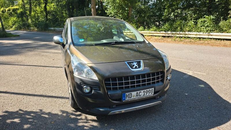 Braun Gebraucht 2012 Peugeot 3008 Van / Kleinbus | 7.999 € (Fairer Preis) - Bild 1/4
