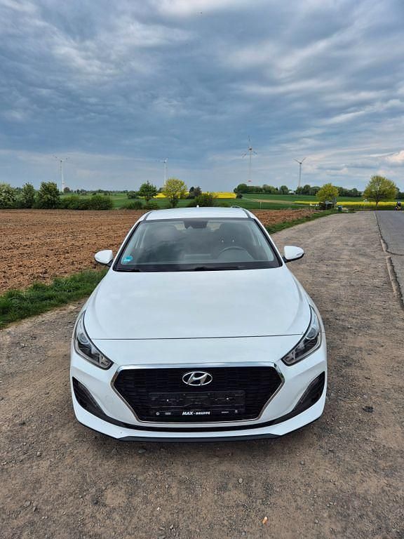 Gebraucht Hyundai i30 Select 99 PS (72 kW) 2018 Weiß Limousine