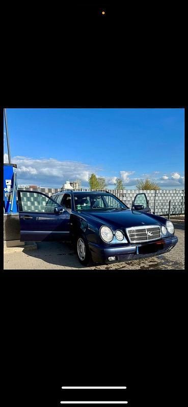 Blau Gebraucht 1995 Mercedes E230 Kombi | 2.450 € - Bild 1/4
