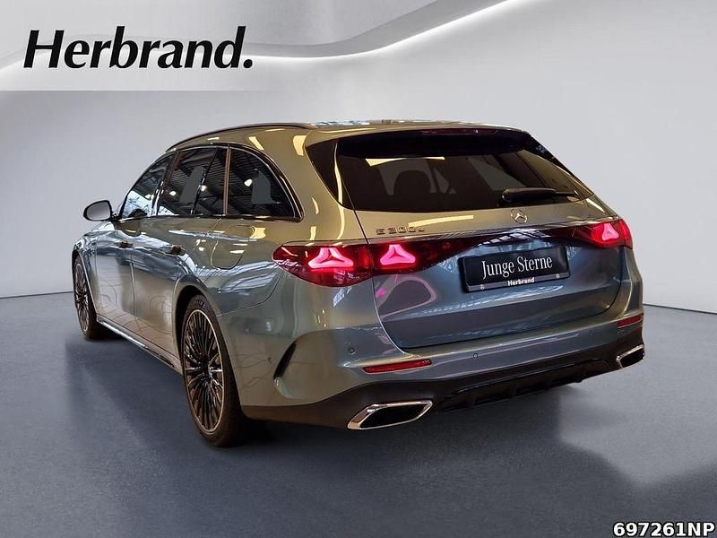 Gebraucht Mercedes E300 AMG line 313 PS (230 kW) 2024 Metalliclack verdesilber metal Kombi
