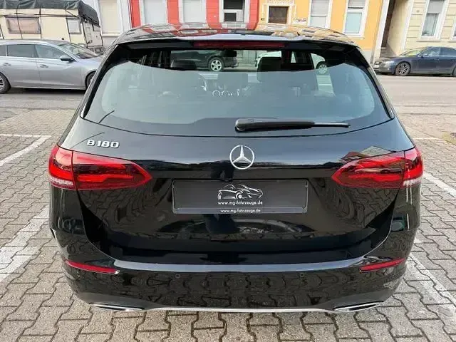 Gebraucht Mercedes B180 AMG line 136 PS (100 kW) 2019 Schwarz Kleinwagen