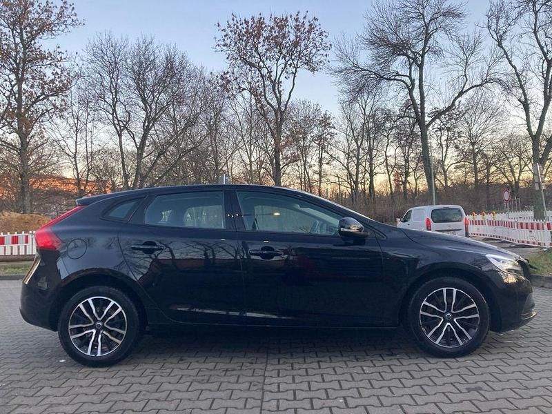 Schwarz Gebraucht 2019 Volvo V40 Momentum Limousine | 15.900 € (Fairer Preis) - Bild 1/4