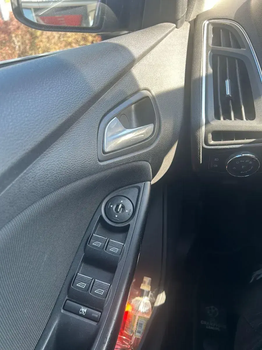 Gebraucht Ford Focus 101 PS (74 kW) 2012 Rot Limousine
