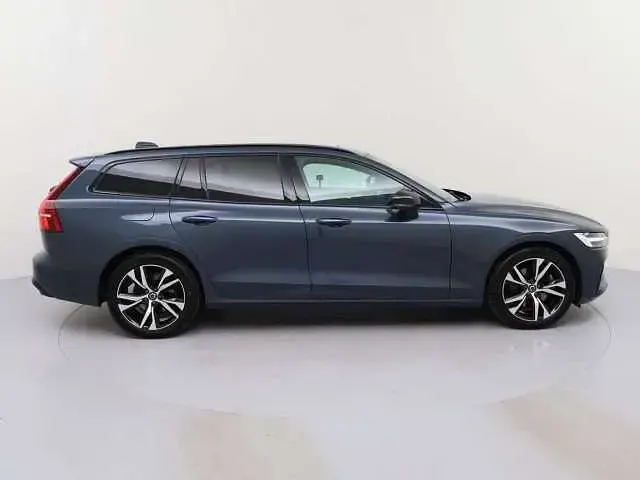 Gebraucht Volvo V60 145 PS (106 kW) 2025 Kombi