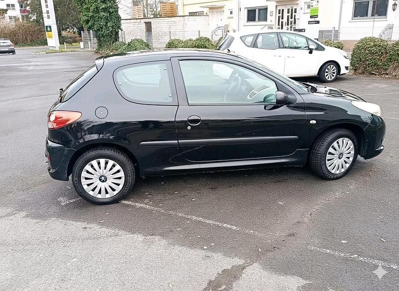 Gebraucht Peugeot 206+ 73 PS (53 kW) 2011 Schwarz Kleinwagen