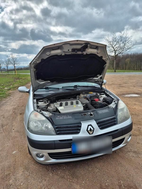 Gebraucht Renault Clio II 98 PS (72 kW) 2005 Silber Kleinwagen