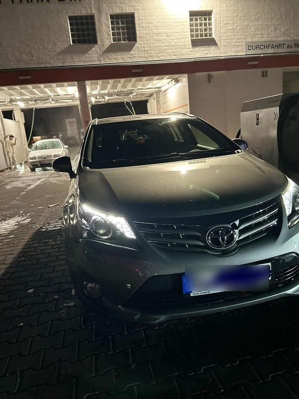 Grau Gebraucht 2014 Toyota Avensis Kombi | 9.500 € (Fairer Preis) - Bild 1/4