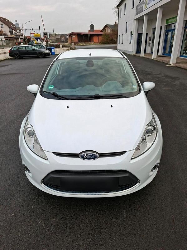 Gebraucht Ford Fiesta Titanium 97 PS (71 kW) 2011 Weiß Kleinwagen