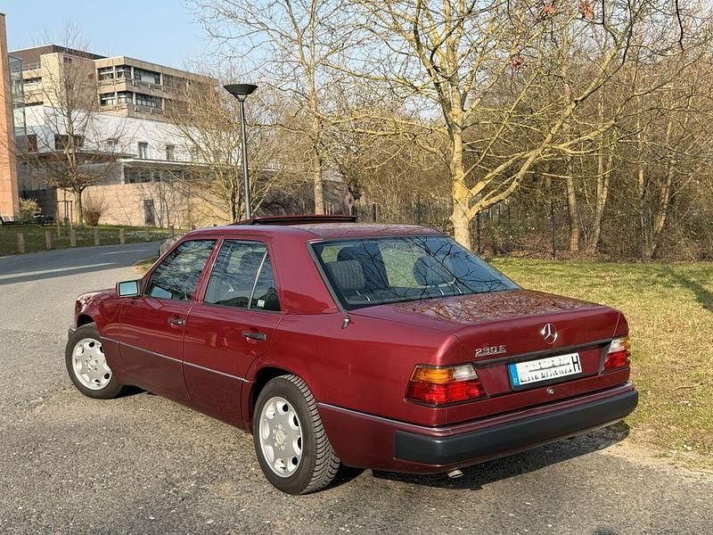 Gebraucht Mercedes E230 132 PS (97 kW) 1992 Rot Limousine