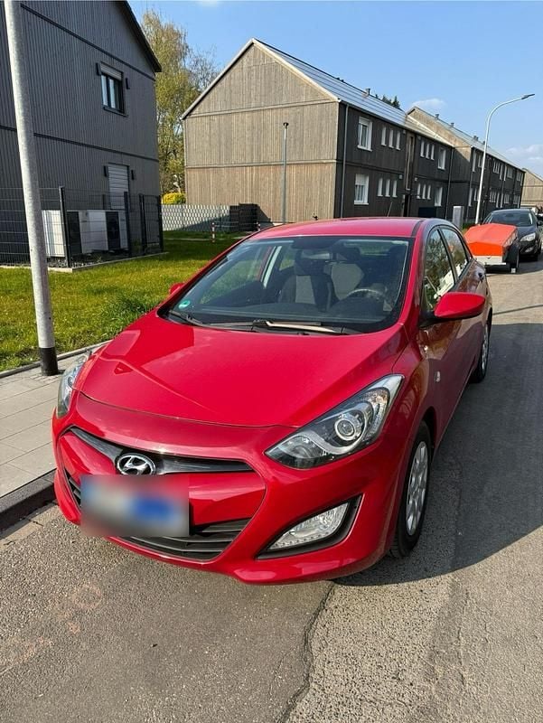 Gebraucht Hyundai i30 99 PS (72 kW) 2013 Rot Limousine