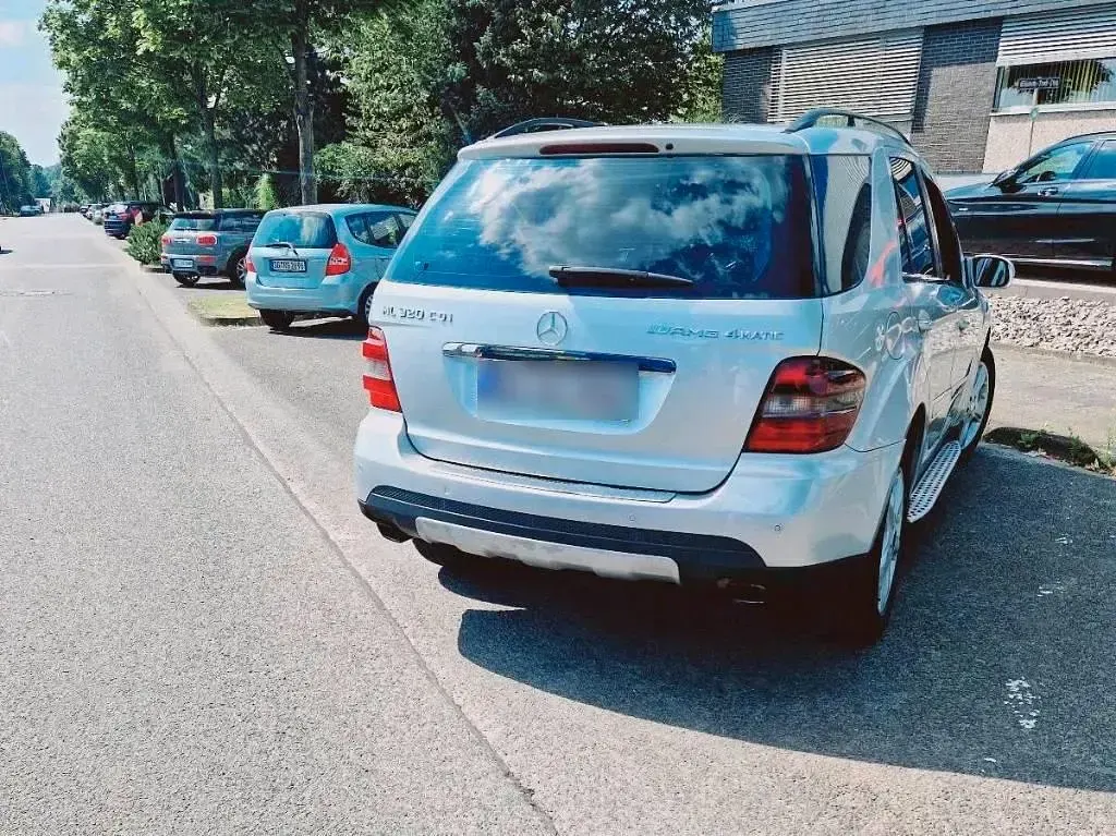 Gebraucht Mercedes ML320 224 PS (164 kW) 2007 Silber SUV