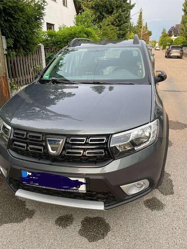 Grau Gebraucht 2018 Dacia Sandero Celebration Kleinwagen | 10.290 € (Fairer Preis) - Bild 1/4