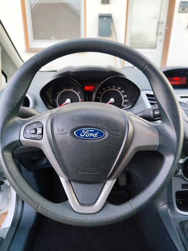 Gebraucht Ford Fiesta 60 PS (44 kW) 2010 Weiß Kleinwagen